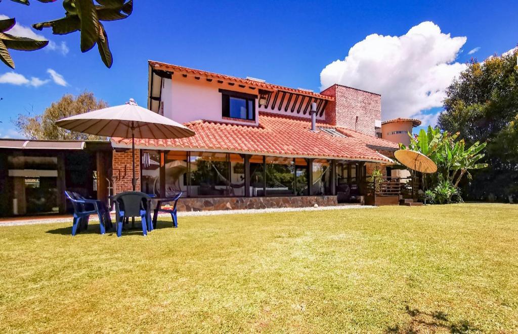 Casa en Llanogrande - 4 alcobas, 430 m² construidos — foto 2
